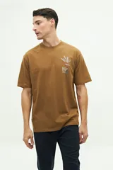 Remera de manga corta color tostado, con ajuste regular y arte bordado en el pecho con motivos de cactus y texto "EST. 1971 BROOKSFIELD S. EDITION".