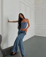 Corset azul de encaje con breteles finos regulables.