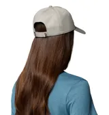 Gorra Columbia Provisions Ball de color gris claro, confeccionada en algodón, con diseño clásico de seis paneles, visera curva y cierre posterior ajustable. Cuenta con el logotipo de la marca bordado en el frente y un pequeño detalle bordado en el lateral.