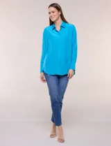 Camisa de satén blanca de la marca Floral & Ivy, con cuello con solapa, cierre frontal de botones, manga larga con puño ancho y bolsillo aplicado en el pecho.