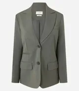Blazer de sastrería color verde oliva, con corte oversized, solapas clásicas, cierre frontal de un botón y bolsillos con tapa. Cuenta con forro interno y textura sutil.