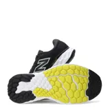 Championes de running New Balance Evoz Fresh Foam para hombre, color negro con entresuela blanca y suela negra con detalles amarillos. Presentan el logotipo 'N' en los laterales en color verde claro y tecnología Fresh Foam en la entresuela para mayor amortiguación.