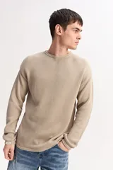 Sweater de punto texturizado color azul marino, de manga larga, con cuello polo en color beige contrastante.