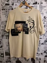 Remera color crema con estampado de Draken, personaje del anime Tokyo Revengers, con detalles en vinilo textil.