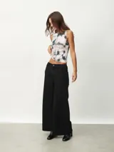 Musculosa con estampado abstracto en tonos celeste, beige, negro y blanco.