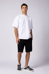 Bermuda de lino color beige, de corte recto y diseño relajado, con cintura elástica y bolsillos laterales.