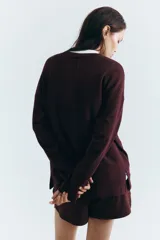 Buzo oversized de algodón con efecto lavado, cuello redondo acanalado, hombros caídos y aberturas laterales en el bajo.
