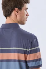 Remera polo de manga corta con diseño de franjas horizontales en tonos azul, salmón, celeste y beige. Cuenta con cuello clásico y cierre frontal de dos botones.
