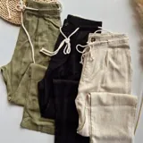 Pantalón verde militar de corte recto con cintura elástica ajustable con cordón.