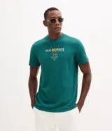 Remera de manga corta color verde oscuro, con cuello redondo y estampa frontal localizada inspirada en el polo con texto y silueta de un caballo.