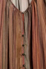 Camisa semitransparente de manga larga con diseño de rayas verticales en tonos marrones y naranjas, escote en V y cierre frontal con botones.