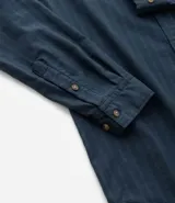 Camisa de manga larga color verde militar, confeccionada en algodón con textura maquinetada, cuello inglés y abotonado delantero. Corte comfort.