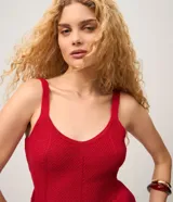 Blusa peplum de punto color rojo, sin mangas, con breteles anchos y escote redondeado.