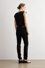 Pantalón slim de denim negro, con tiro medio, corte ajustado y bolsillos clásicos.