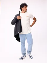 Campera reversible de sherpa y nylon, color negro, con cierre frontal, cuello alto y bolsillos frontales con solapa.