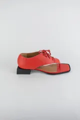 Sandalias de cuero color beige con diseño de ojota acordonada en el empeine, puntera cuadrada y taco bajo cuadrado.