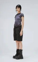 Remera baby tee de manga corta y cuello redondo, confeccionada en tejido ribb de algodón. Presenta un corte ajustado al cuerpo con costuras visibles en los hombros y un acabado de borde crudo en el ruedo.