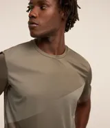 Remera deportiva Get Over de manga corta y cuello redondo, en color verde militar con diseño de paneles con textura geométrica. Confeccionada en tejido de poliéster respirable con tecnología Dry y protección UV.