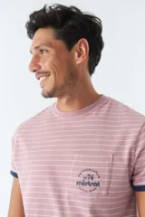 Remera de hombre a rayas horizontales color rosa y blanco, con bolsillo en el pecho y logo estampado.