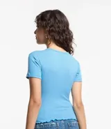 Blusa básica de manga corta, cuello redondo y textura sutil, confeccionada en viscosa con elastano. El bajo de la prenda es ondulado.