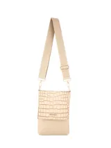 Bandolera Terrano modelo Astrid de color negro, con solapa de textura símil cocodrilo y base lisa. Cuenta con correa ancha regulable con inscripciones de la marca y herrajes metálicos oscuros.