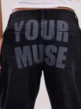 Pantalón de jean negro de corte recto con estampado de letras en la parte trasera.
