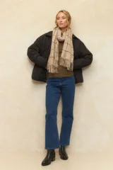 Polera de algodón color verde oliva, de manga larga y cuello alto.