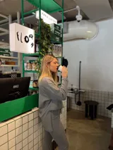 Sweater gris de tejido acanalado, corte suelto y tajos a los costados.