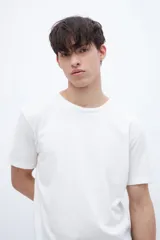 Remera de manga corta color blanco, con cuello redondo y corte holgado.