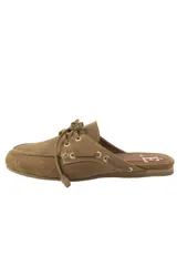 Mules de gamuza color tostado con diseño de zapato náutico, con cordones frontales y plantilla con logo estampado.