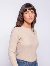 Sweater negro de tejido de punto con cuello redondo y diseño de vainillas en el dorso y mangas.