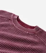 Suéter de punto pesado con textura acanalada, cuello redondo y mangas largas con diseño raglán. Presenta acabados acanalados en cuello, puños y ruedo.