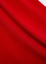 Vestido midi de fiesta color rojo, con diseño asimétrico de un solo hombro y manga larga. Presenta un tejido fluido con acabado satinado y detalle drapeado en la cintura.