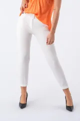 Pantalón de corte recto y tiro medio, color blanco, con cintura ajustable mediante cinturón integrado con hebilla del mismo tono. Presenta un diseño minimalista con dobladillo en los tobillos.