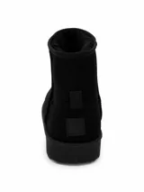 Bota de caña media color negro, con interior forrado en piel sintética y suela de goma con relieve.