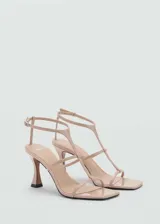 Sandalias de tacón embudo color nude, con diseño de finas tiras en el empeine, puntera cuadrada y cierre de hebilla en el tobillo.