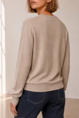 Sweater de tejido de punto color azul, con cuello redondo, manga larga y calce clásico.