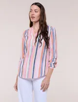 Blusa de gasa estampada Zac & Rachel, con cuello a la base, escote en V con botones frontales y manga larga de largo regulable.