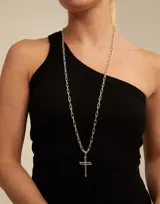 Cadena larga unisex de eslabones rectangulares alargados, bañada en plata. Diseño artesanal de UNOde50, versátil para usar sola o con dijes.