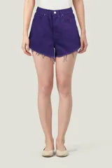 Short de jean color violeta con terminación desflecada.