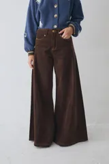 Pantalon de pana de corte wide leg, color marron, con cintura alta y costuras reforzadas en contraste.
