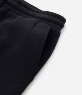 Pantalón de corte recto confeccionado en tejido de algodón, con cintura elástica ajustable mediante lazo y bolsillos laterales.