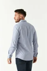 Camisa celeste de algodón con corte slim fit y logo bordado en el pecho.