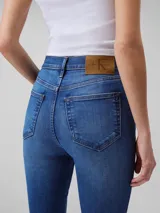 Pantalón de jean azul de tiro alto y corte bootcut.