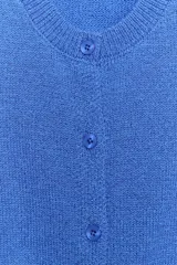 Chaleco de punto color azul, sin mangas, con cuello redondo y cierre frontal con botones.