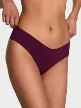 Panty tipo colaless de microfibra color bordó, de tiro bajo y diseño sin costuras con acabado invisible bajo la ropa.