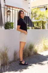 Sandalias negras de cuero charol con plataforma track y hebilla metálica.