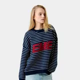 Sweater de punto con diseño a rayas horizontales finas en color azul marino y blanco, con cuello redondo y logo bordado en color rojo en el centro del pecho. Presenta un corte oversize.