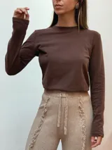 Remera de manga larga color marrón chocolate, con cuello redondo y corte ajustado.