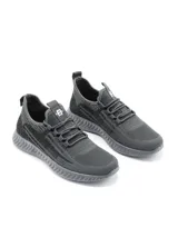 Zapatilla deportiva de tejido de punto color azul marino, con cordones y suela gruesa texturizada. Presenta un diseño moderno y ligero, ideal para uso casual o entrenamiento ligero.